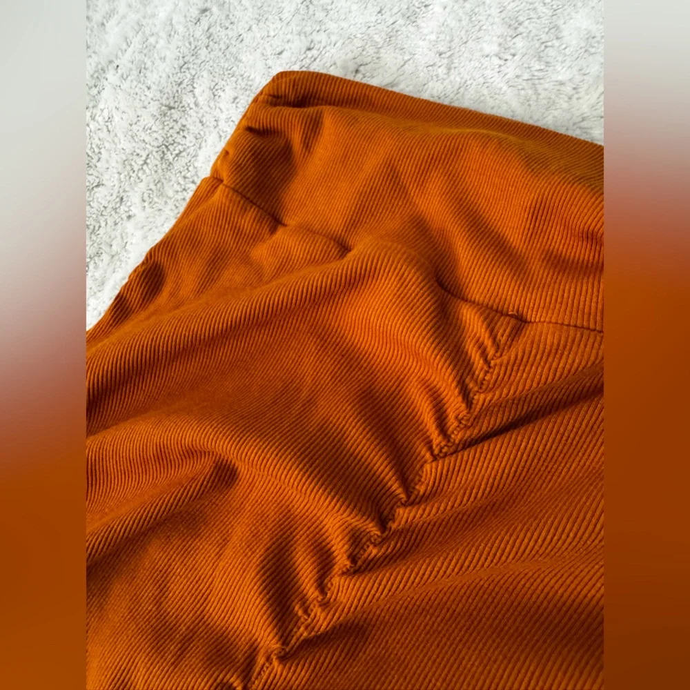 NWOT- WALTER BAKER Kody Ruched Midi Skirt In Rust